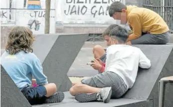  ?? Foto: Josu Chavarri Erralde ?? Jóvenes en la calle mirando sus teléfonos móviles.