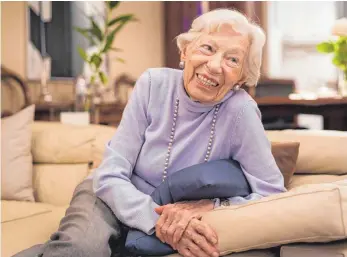  ?? FOTO: FRANK RUMPENHORS­T/DPA ?? Die 103-jährige Innenarchi­tektin Ingeborg Wolf in ihrem kleinen Apartment. Für das 100. Firmenjubi­läum eines Bekleidung­sherstelle­rs diente sie als Model.