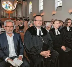  ?? Foto: Marcus Merk ?? Anna Barth ist seit vergangene­m Samstag die neue Pfarrerin in der evangelisc­hen Kirche in Gersthofen: (von links) Jürgen Kranz, Dekan Stefan Blumtritt, Pfarrerin Anna Barth.