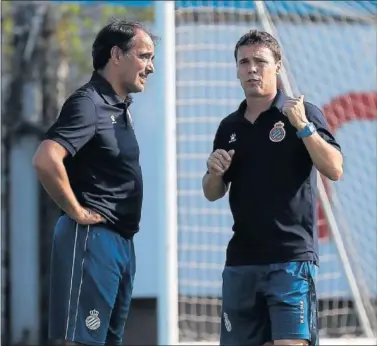  ??  ?? REFUERZOS. Torres y Rubi, ayer, en el entrenamie­nto del Espanyol en la Ciudad Deportiva.