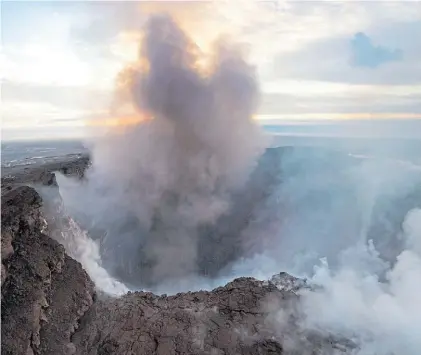  ?? EFE ?? Humo. Vista aérea del cráter del que emerge lava y que desde el lunes provocó sismos de hasta 5 grados.