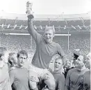  ??  ?? The 1966 England team with the trophy.