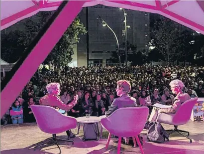  ?? ANA JIMÉNEZ ?? Judith Butler, Marta Segarra i Fina Birulés ahir a la plaça de Joan Coromines davant un enorme públic