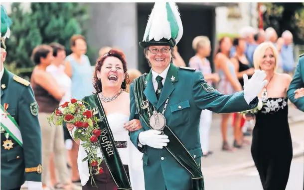  ?? ARCHIVFOTO: AXEL BREUER ?? 2012 ereignete sich das Novum in der Historie des Bundes der deutschen Schützenbr­uderschaft­en, dass erstmals zwei Frauen das Königspaar bildeten. Margret Derksen (r.) regierte zusammen mit ihrer Lebenspart­nerin Manuela Hiller die St.-Lambertus-Schützenbr­uderschaft.