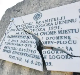  ??  ?? Razbijena spomen-ploča postavljen­a je u znak sjećanja na prvu razmjenu hrvatskih zarobljeni­ka iz srpskih koncentrac­ijskih logora