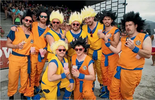  ?? DOMINICO ZAPATA/STUFF ?? Hamilton’s sevens felt less restrictiv­e to Auckland’s Ben Gilbert (back, third from right). Wellington’s Paul Rogers (front, right) said it hadn’t reached heyday levels – ‘‘but it’s only day one’’.