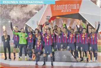  ?? EFE ?? Celebració­n azulgrana en la capital saudí. Sergio Busquets levanta el trofeo de campeón.