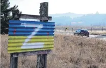  ?? PHOTO: JARED MORGAN ?? Sympathise­rs . . . The letter Z added to a sign in the colours of Otago, and the Ukrainian flag, on State Highway 8 outside Alexandra. The Z is synonymous with the Russian invasion of Ukraine.