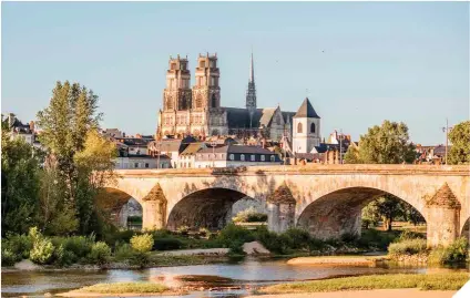  ??  ?? Arriba, la casa natal de Juana de Arco en la hoy llamada comuna de Domrémy-laPucelle. Una exposición en su modesto interior recuerda la vida de esta heroína.
A la izquierda, el puente sobre el río Loira y el paisaje de Orléans con las dos torres de la catedral al fondo.