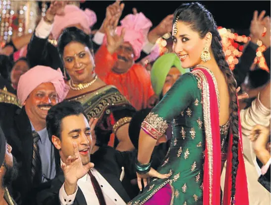  ??  ?? BOOGIE NIGHTS: Imran Khan and Kareena Kapoor Khan pair up in the charming comedy Gori Tere Pyar Mein