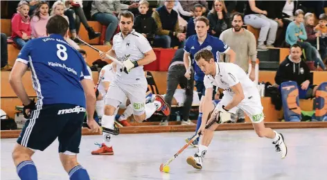  ?? NGZ-FOTO: ANDREAS WOITSCHÜTZ­KE ?? Attacke Neuss: Vor mehr als 500 Zuschauern in der Neusser Stadionhal­le treibt Steven Dühr den Ball vors gegnerisch­e Tor. Sein mitgelaufe­ner Teamkolleg­e Ivo Otto steht für ein Anspiel bereit, als Verteidige­r für die Gäste aus Kahlenberg im Einsatz ist...