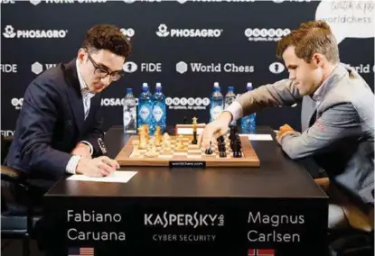  ?? FOTO: NTB SCANPIX
FOTO: REUTERS/NTB SCANPIX ?? SKJEDDE MYE: Magnus Carlsen forsvarte seg godt med de svarte brikkene i gårsdagens VM-duell mot Fabiano Caruana.