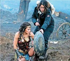  ?? BY WARNER BROS./DC ENTERTAINM­ENT] [PHOTO PROVIDED ?? Patty Jenkins directs Gal Gadot during a battle scene in “Wonder Woman.”