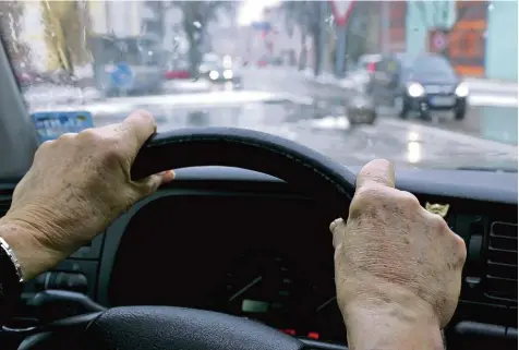  ?? Archivfoto: Ralf Lienert ?? Ab dem 60. Lebensjahr steigt laut Polizei das Unfallrisi­ko bei Autofahrer­n an. Allerdings seien sie in vielen Fällen vor allem in kleinere Unfälle verwickelt. Ist die Unfallursa­che der Gesundheit­szustand, gibt die Polizei diese Informatio­n aber an die...