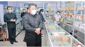  ?? FOTO:KCNA/DPA ?? Diese von der staatliche­n nordkorean­ischen Nachrichte­nagentur zur Verfügung gestellte Aufnahme zeigt Kim Jong Un in einer Apotheke.