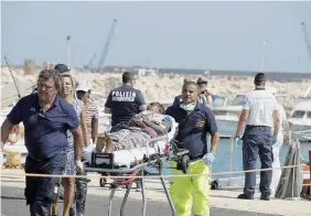  ?? Ansa ?? I salvati Una donna incinta finalmente soccorsa nel porto di Pozzallo il 15 luglio