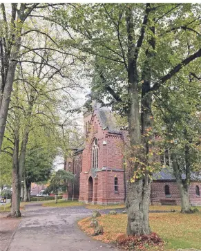  ?? FOTO: STEFAN GILSBACH (ARCHIV) ?? Die evangelisc­he Kirche am Siedlungsw­eg in Dahlerau. Hier soll auf dem Rasenstück zwischen Gotteshaus und Friedhof der Kreuzgarte­n entstehen.