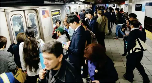  ?? Foto: AFP/Jewel Samad ?? Morgendlic­her Andrang an einer New Yorker U-Bahn-Station