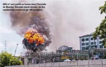  ??  ?? 600 m2 sont partis en fumée dans l’incendie de Bluestar Silicones mardi dernier. Un feu rapidement circonscri­t par 110 pompiers.