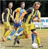  ??  ?? Der Defensive des SV Ehrenhain gelang es erfolgreic­h, die Kreise von Weidas Torjäger Nick Pohland einzuschrä­nken. Nach  umkämpften Minuten stand hinten die Null. Foto: Thomas Gorlt