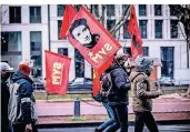  ??  ?? Die Rote Jugend zog am Sonntag in einer kleinen Demo durch die Innenstadt, hier unterwegs auf der Königsalle­e.