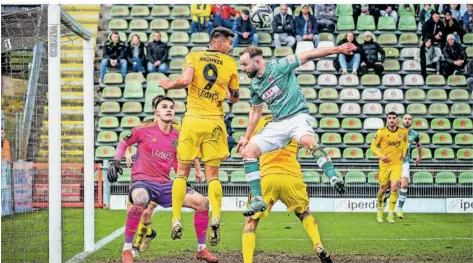  ?? FOTO: VON FEHRN/EIBNER/IMAGO IMAGES ?? FCS-Stürmer Kai Brünker, hier im Luftduell gegen Jan-Marc Schneider, sah in Lübeck seine fünfte Gelbe Karte und wird im Heimspiel gegen Aue wie Manuel Zeitz und Amine Naïfi fehlen. Auch Saarbrücke­ns Torwart Tim Schreiber zeigte in einem zerfahrene­n Spiel ungewohnte Schwächen.