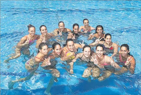  ?? MANÉ ESPINOSA ?? Las jugadoras de la selección española, ayer en el entrenamie­nto en la piscina del CN Montjuïc, mostraban su optimismo para la final