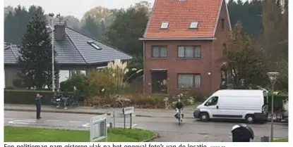  ?? FOTO RR ?? Een politieman nam gisteren vlak na het ongeval foto’s van de locatie.