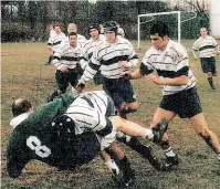  ??  ?? Bilder aus der Rugby-„ Urzeit“. Auf einer Wiese, oder alten Fußballplä­tzen duellieren sich Celtic und Donau seit dreißig Jahren. Gefühlt schon 487- mal.