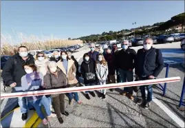  ?? (Photo Sophie Louvet) ?? Les manifestan­ts se sont réunis devant l’entrée du parking de la navette de h. nord, hier, au sortir