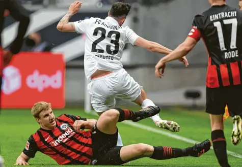  ?? Foto: Arne Dedert, dpa ?? Für dieses Foul an Marco Richter hätte Ex  FCA  Profi Martin Hinteregge­r Rot sehen müssen. Doch der Frankfurte­r durfte weiter spielen und erzielte das 1:0. Das war Pech für den FCA und Gück für die Eintracht.