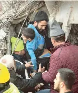  ?? EFE ?? Un niño de 8 años f ue rescatado de los escombros en Hatay, Turquía