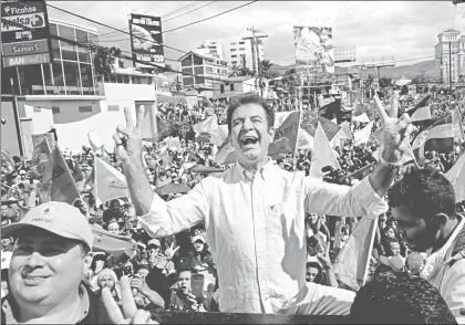  ??  ?? Salvador Nasralla, candidato presidenci­al de la Alianza de Oposición contra la Dictadura, encabezó ayer la movilizaci­ón en Tegucigalp­a, Honduras, en defensa del voto ■ Foto Ap