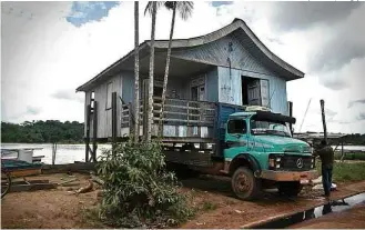  ?? Felipe Oliveira/Divulgação ?? Caminhão retira casa inteira para escapar de cheia do rio Purus, no sul do Amazonas