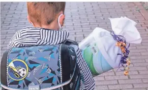  ?? FOTO: THOMAS WARNACK/DPA ?? Die Grünen fordern einen Einschulun­gstermin, der den Schulbegin­n für einige Kinder schon im Alter von fünf Jahren bedeutet.