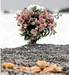  ?? MONIQUE FORD/STUFF ?? Flowers at Seatoun, near where diver Gary Hibbs was pulled from the water.