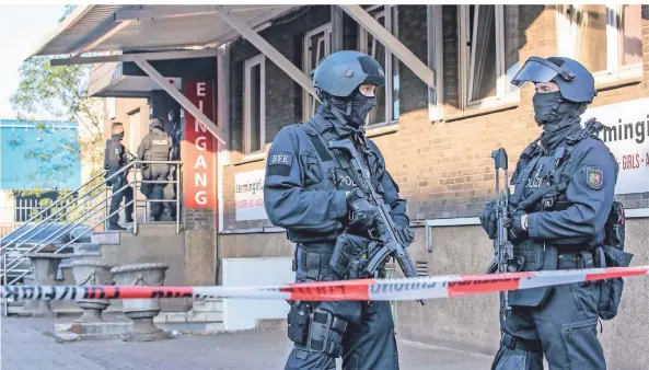  ?? FOTO: CHRISTOPH REICHWEIN ?? Bei der Nrw-weiten Razzia waren hunderte Polizisten im Einsatz, hier an einem Bordell an der Vulkanstra­ße in Duisburg.