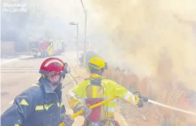  ?? BOMBEROS DE DIPUTACIÓN ?? Dos bomberos, durante las labores de extinción del incendio en la exclusiva urbanizaci­ón de Torre Bellver (Orpesa).