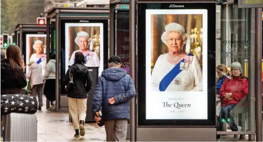  ?? ?? Lest we forget: Images of the Queen at her most regal replace advertisem­ents on the streets of Edinburgh yesterday