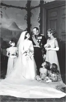  ?? FOTO: UPI/ DPA ?? Um eine Frau aus dem Volk heiraten zu dürfen, musste Harald von Norwegen lange kämpfen. Jetzt feiern er und Sonja Goldene Hochzeit.