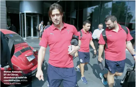  ??  ?? Matías Almeyda, DT de Chivas, abandona el hotel de concentrac­ión. /FOTOS: AGENCIA REFORMA