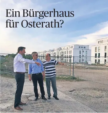  ?? RP-FOTO: JULIA HAGENACKER ?? Schützenpr­äsident Christian Bommers (v.l.), Wolfgang Schneider und Manfred Weigand von „pro Osterath“zeigen, wo sie sich das Bürgerhaus vorstellen können – im südlichen Teil des Ostara-Geländes.