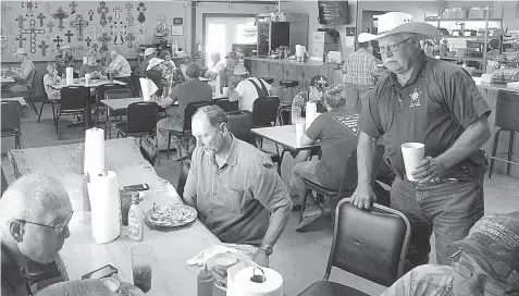  ?? Staff photos by Neil Abeles ?? ■ Cass County Sheriff Larry Rowe returns to his table in busy Mimi’s Cafe of Marietta.