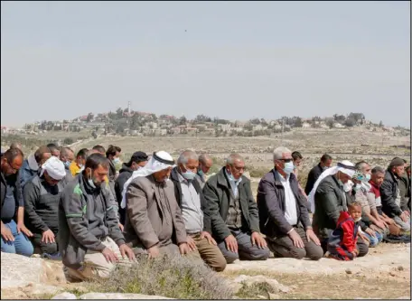  ??  ?? محتجون فلسطينيون يؤدون صلاة الجمعة في بلدة يطا جنوب الضفة الغربية تضامنا مع أهالي البلدة ضد مصادرة الأراضي