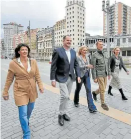  ?? Foto: J. M. Martínez ?? Feijóo en Bilbao con cargos y candidatos del PP.