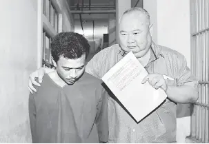  ??  ?? DIDAKWA: Mohd Faih Rifin, 36, (kiri) didakwa di Mahkamah Majistret semalam, atas tuduhan membunuh anak kandungnya di Flat Puchong Permai pada 13 Ogos lalu. — Gambar Bernama