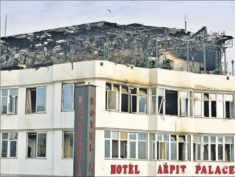  ?? BIPLOV BHUYAN/HT PHOTO ?? A view of the charred roof of Hotel Arpit Palace in Karol Bagh on Wednesday, after a massive fire in the early hours of Tuesday killed 17 persons.