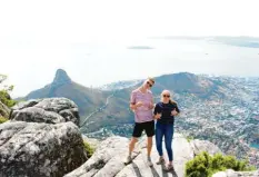  ?? Foto: Voigtsberg­er ?? Ein bisschen Sightseein­g gehört dazu: Paul Voigtsberg­er und Hannah Rettensber­ger vom Bernhard-Strigel-Gymnasium auf dem Tafelberg.