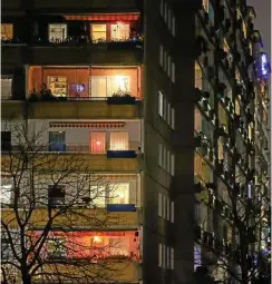  ?? JAN WOITAS / DPA ?? Viele Fenster eines Wohnblocks in Leipzig sind beleuchtet. Je nachdem, welche Leuchten man nutzt, verbraucht man unterschie­dlich viel Strom.