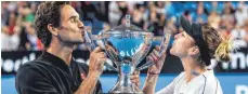  ?? FOTO: DPA ?? Belinda Bencic und Roger Federer küssen den Hopman Cup.